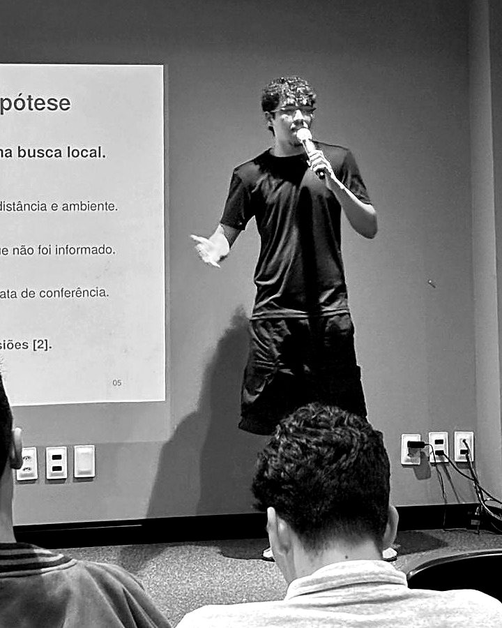 Guilherme apresentando um projeto com microfone e slide